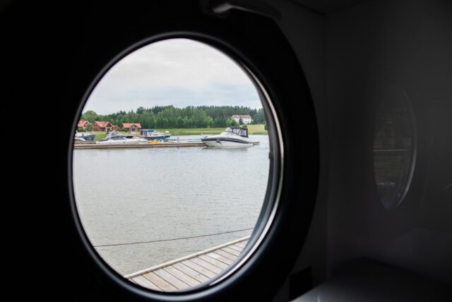 round windows house boat