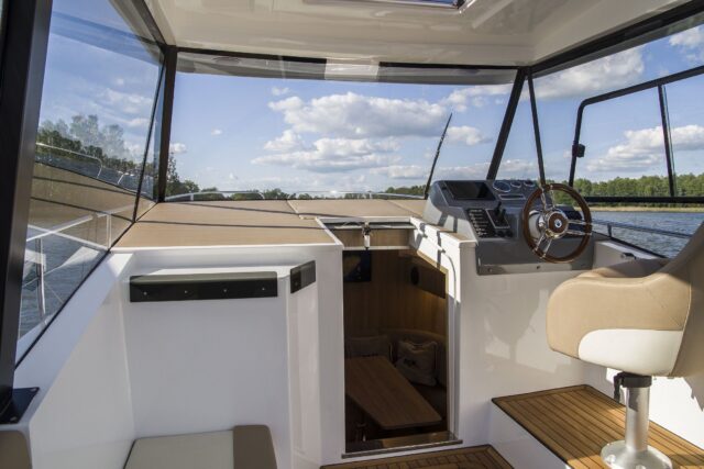 Stillo 30 luxury boat cockpit