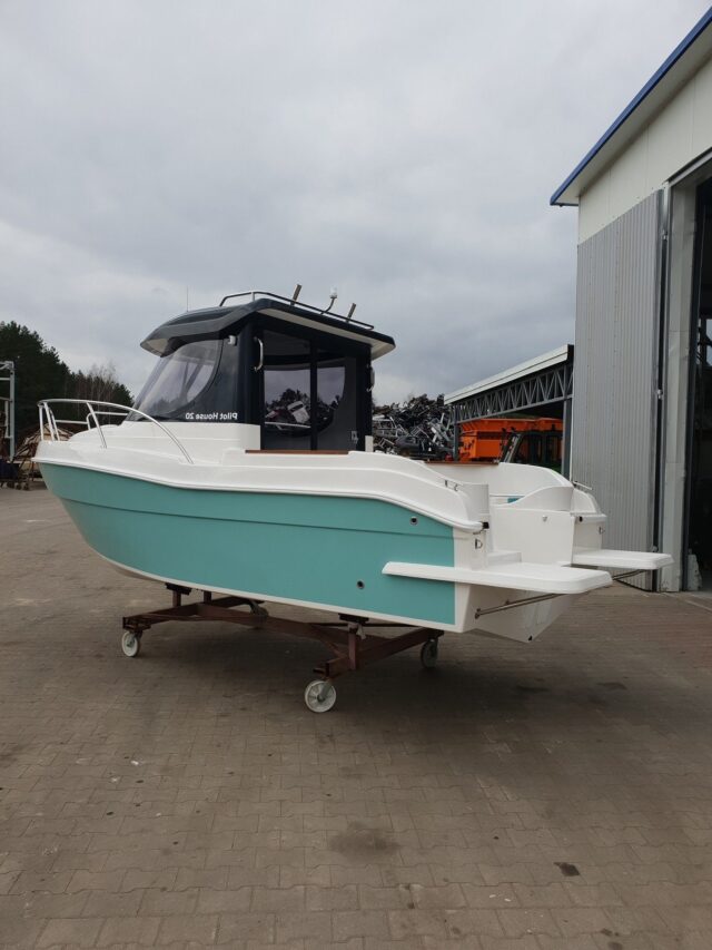 pilothouse 580 planing hull powerboat