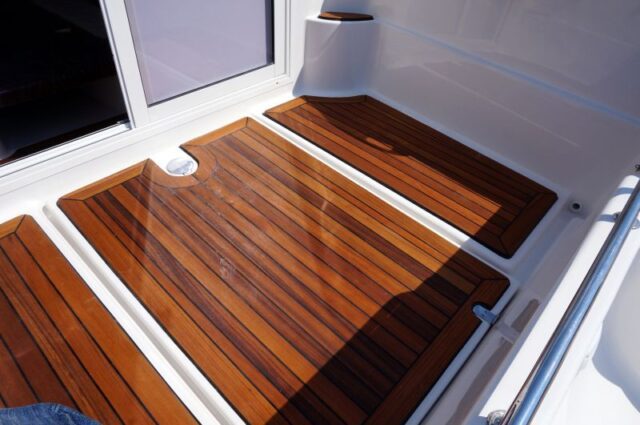 pilothouse 580 wooden deck