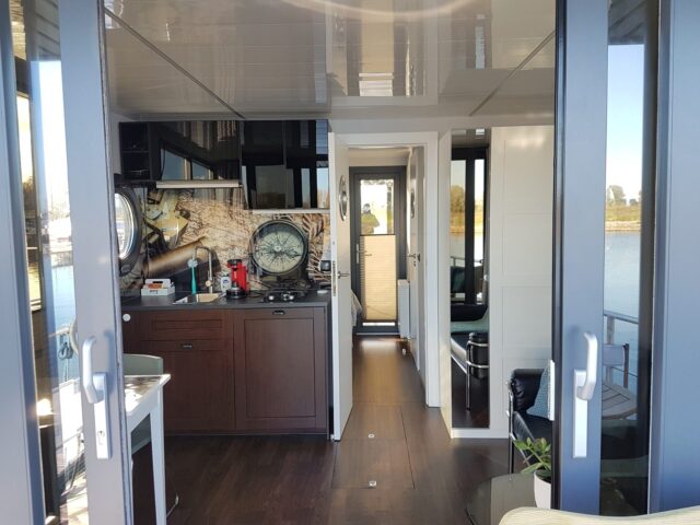 apart m interior houseboat