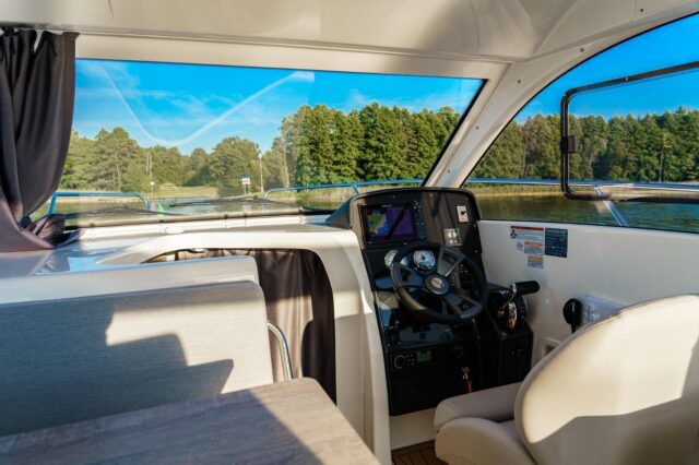quicksilver activ 755 boat interior