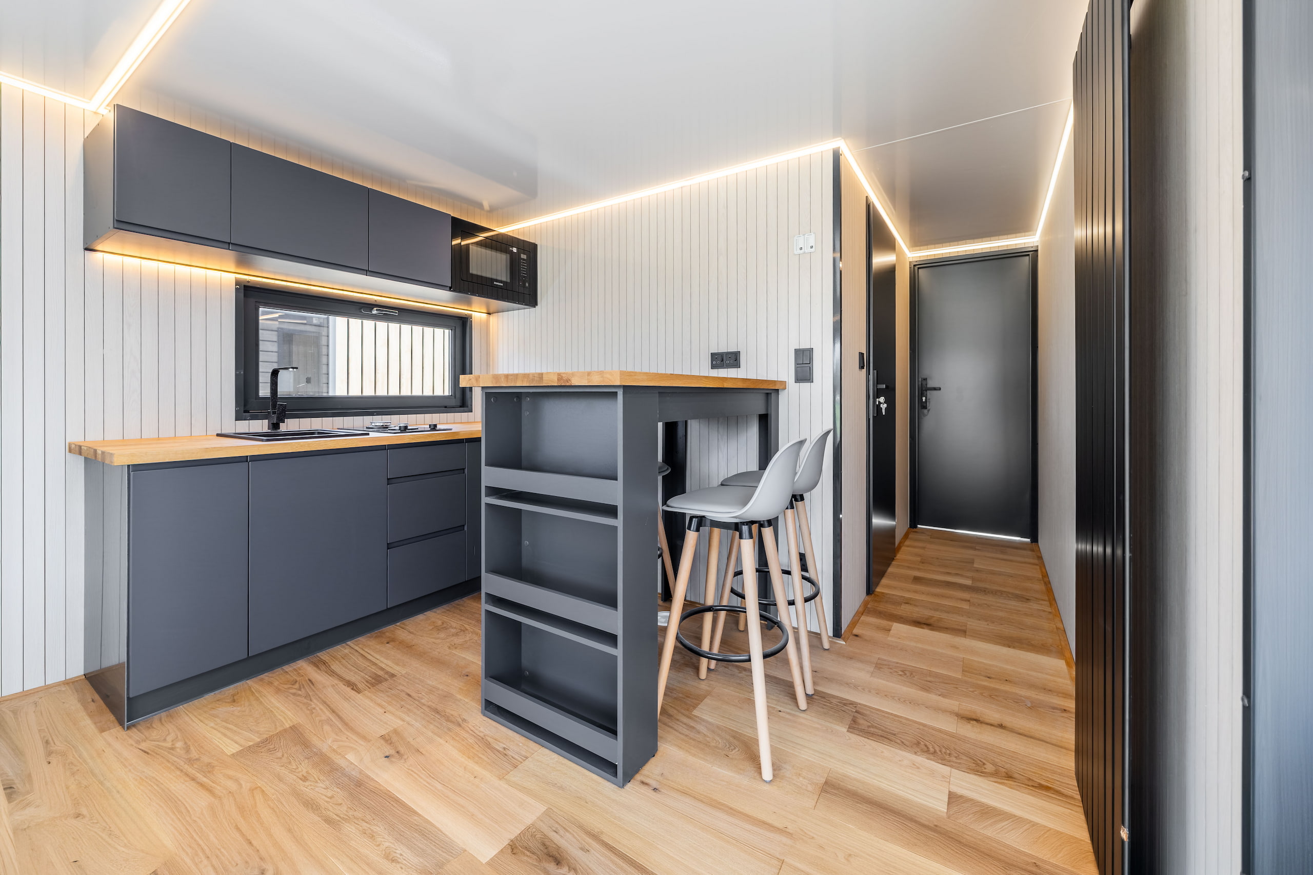 builder of floating homes equipment